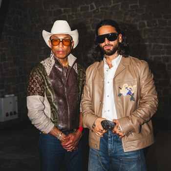 El cantante lució un estilo