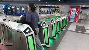 Los viajeros de Metro de Madrid ya pueden pagar con tarjeta o móvil en el torno sin sacar billete en todas las estaciones