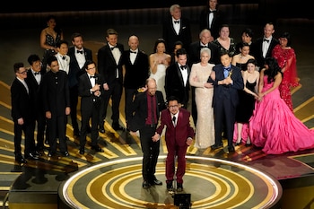 El elenco y el equipo