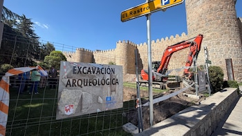 Hallan una necrópolis medieval junto a la muralla de Ávila: los arqueólogos encuentran una tumba infantil en perfecto estado