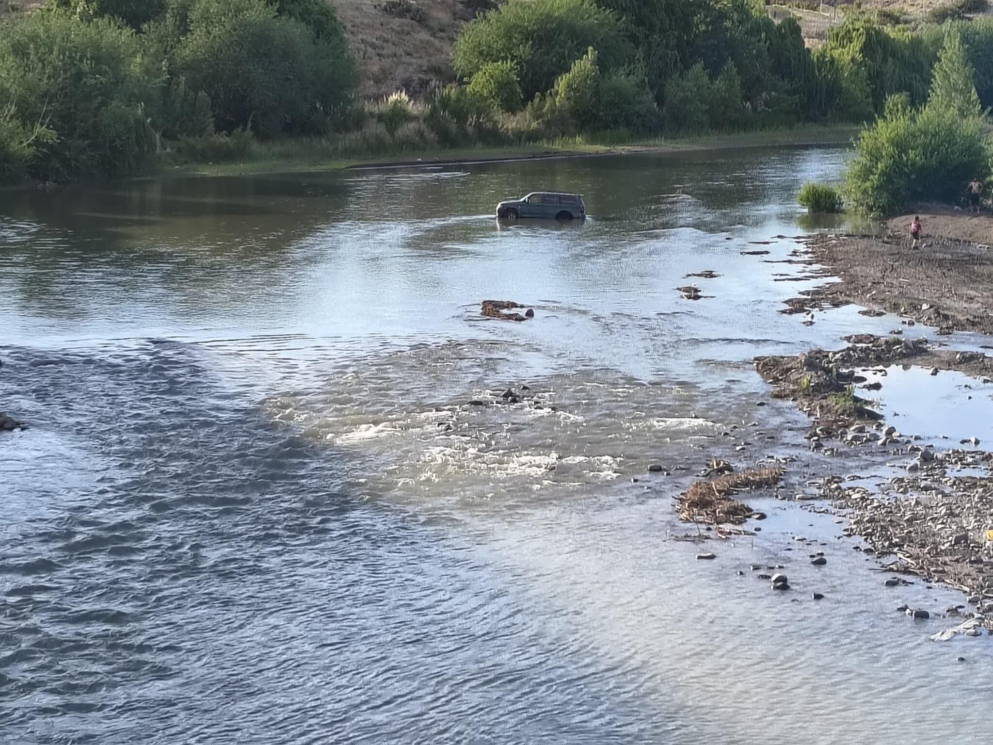 Un mecánico de Chos Malal quedó varado en el río Curi Leuvú tras intentar cruzarlo con una camioneta (Foto: Facebook - Juan Carlos Parada - FM Patagonia)