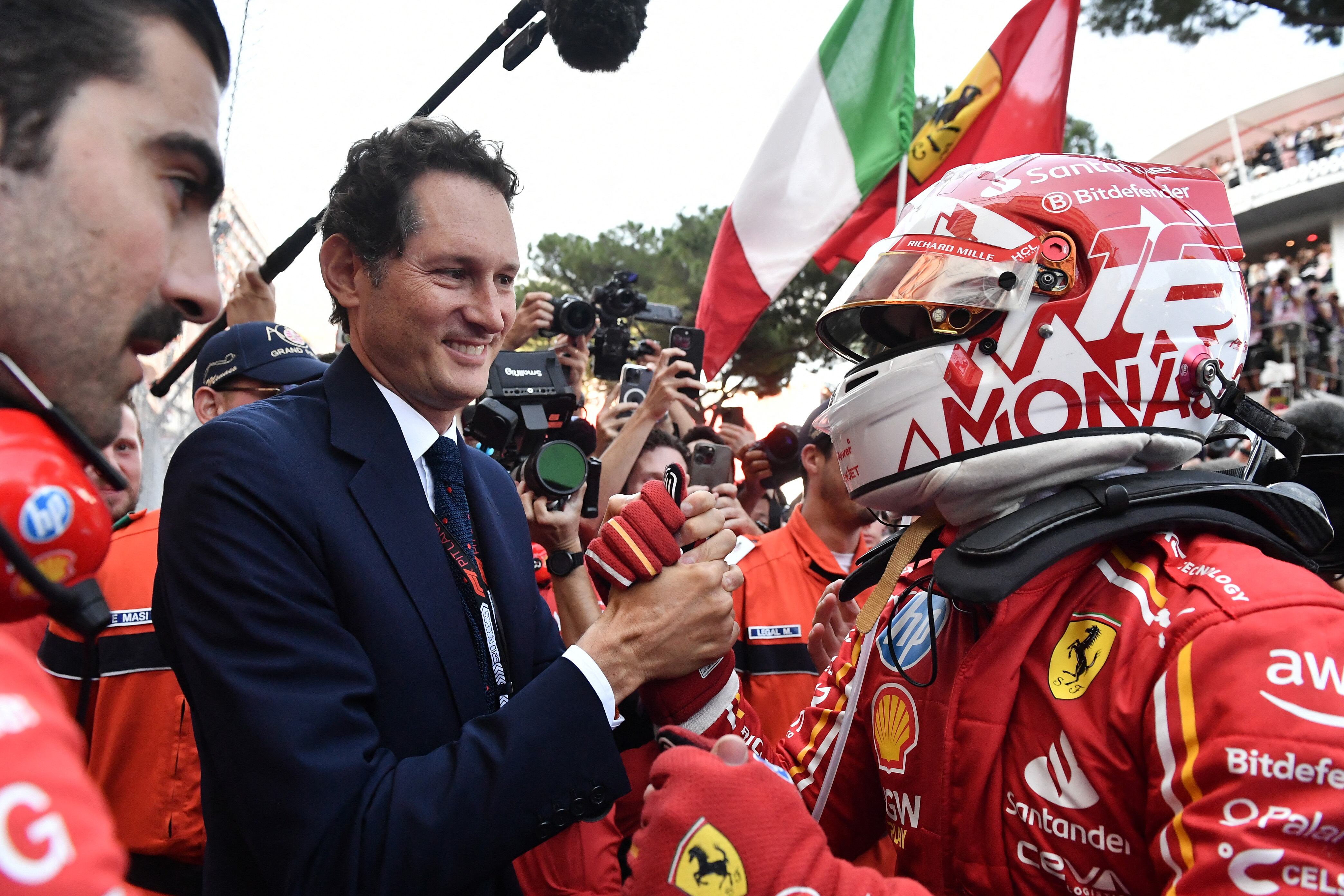 Charles Leclerc también optó por un tono conciliador con John Elkann (REUTERS/Jennifer Lorenzini)