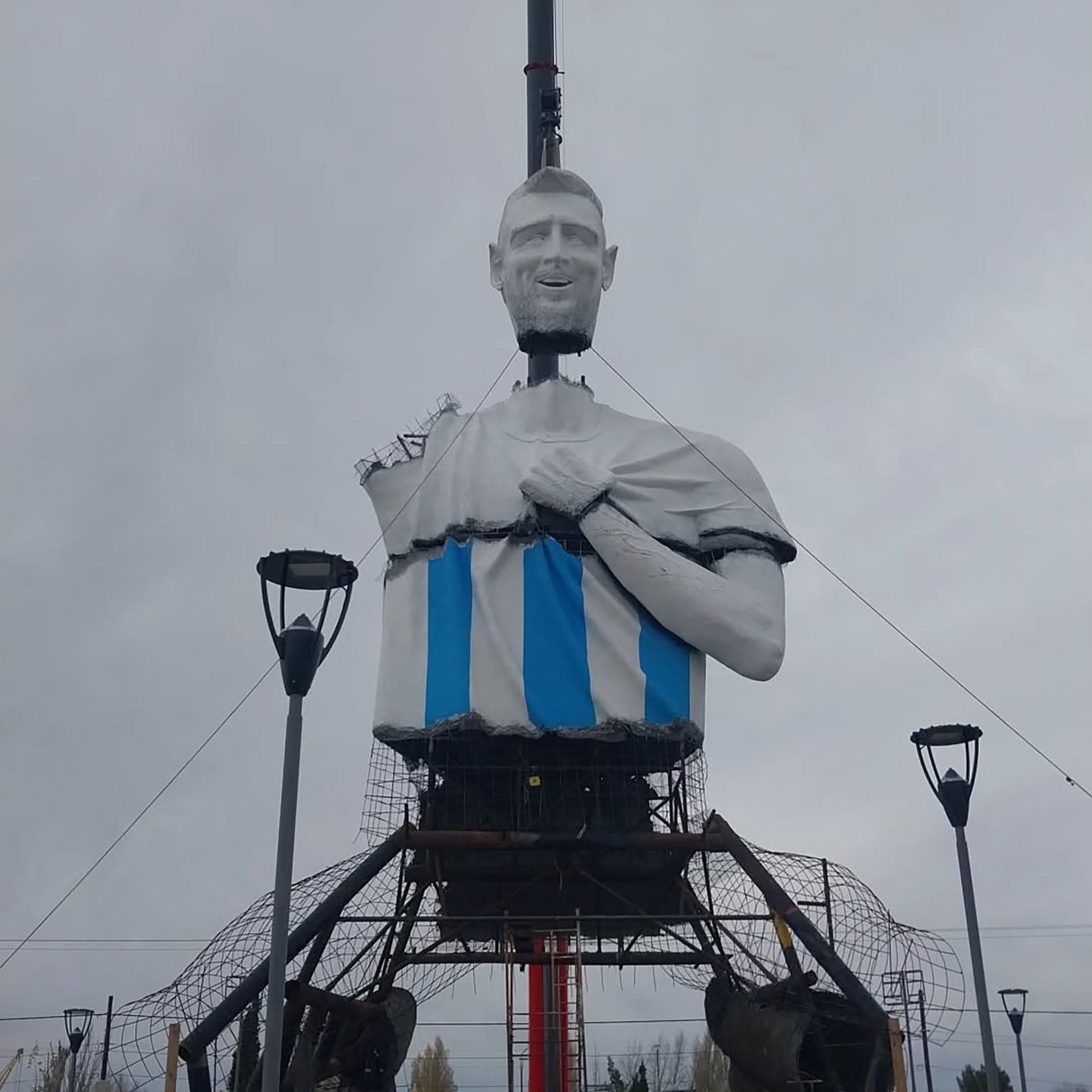 El momento en el que se encastra la cabeza en el monumento de Lionel Messi