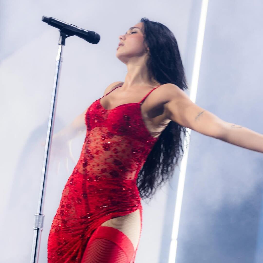 Dua Lipa brilla con vestidos de encaje y guiños góticos en sus presentaciones