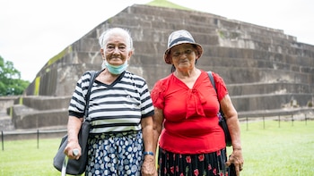 El Salvador: Los adultos mayores de Ilopango realizan una visita al Parque Arqueológico El Tazumal