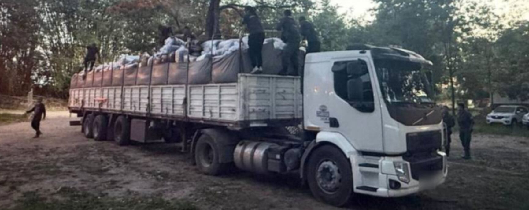 Uno de los camiones donde se secuestraron las hojas de coca (El Tribuno)