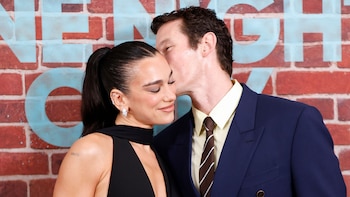 Dua Lipa y Callum Turner deslumbran en Nueva York tras su casamiento: alta costura y accesorios de lujo
