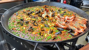 La paella que causa furor en Londres no la cocinan españoles: 1.000 raciones al día de una receta hecha con guisantes, langostinos y arroz de Valencia