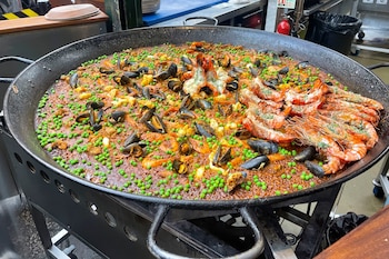 La paella más viral de Londres se cocinan mercado gastronómico de Borough (EFE/ Luis Campello)