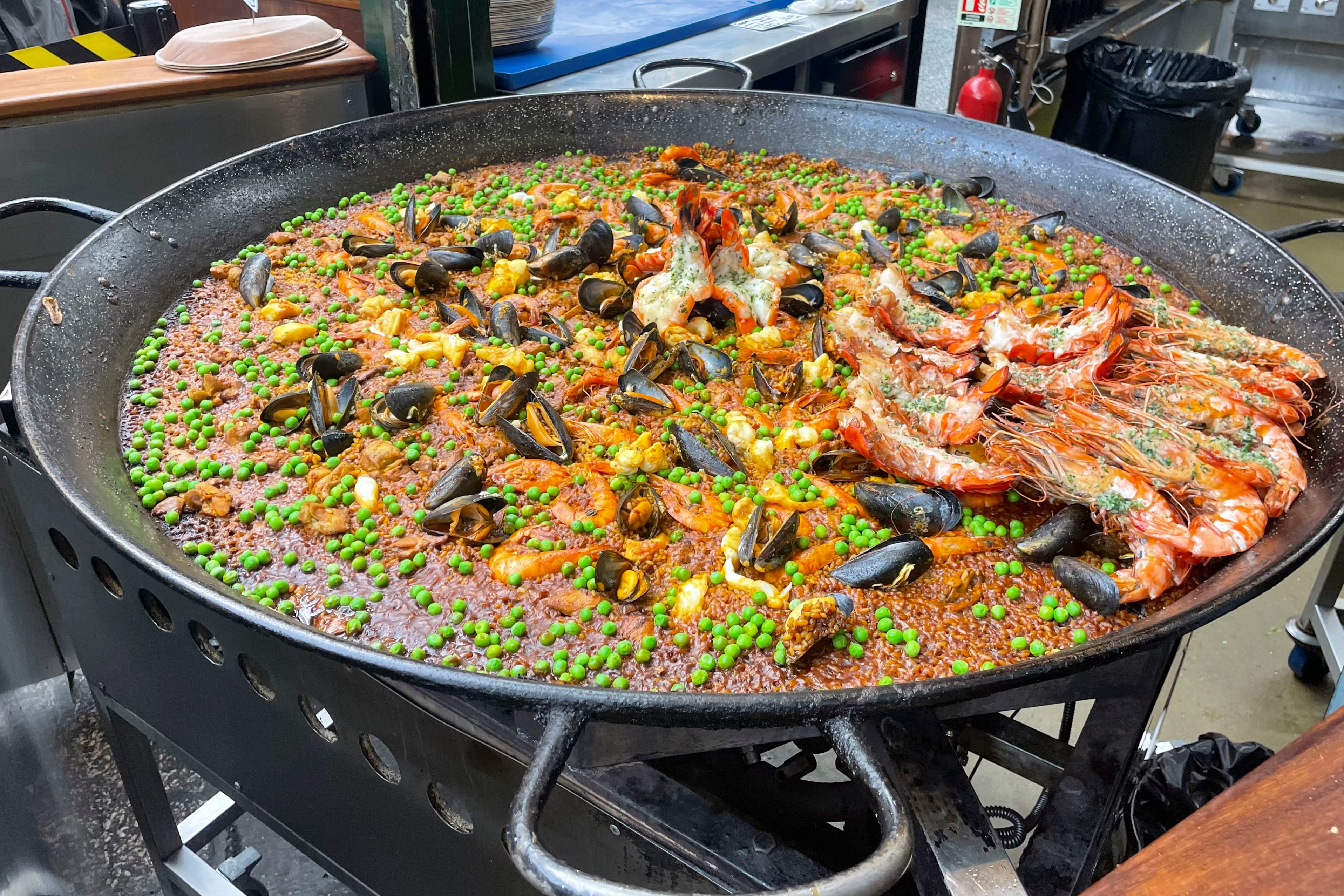 La paella que causa furor en Londres no la cocinan españoles: 1.000 raciones al día de una receta hecha con guisantes, langostinos y arroz de Valencia