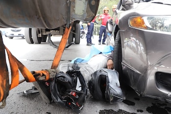 Un presunto asaltante de 25 años murió en la calzada Roosevelt tras chocar en motocicleta contra un camión y un automóvil.