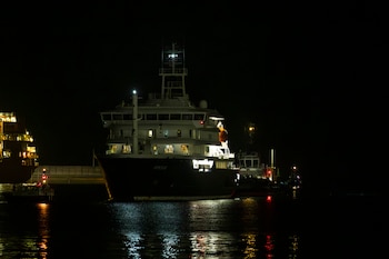 El crucero neerlandés MV Hondius, que ha sufrido un brote de hantavirus a bordo durante su travesía por el Atlántico Sur, ha entrado a las 6.05 horas de Canarias (5.05 GMT) en el puerto de Granadilla de Abona (sur de Tenerife) para fondear y desembarcar a sus ocupantes. En el muelle, le espera un amplio despliegue sanitario y de seguridad coordinado por el Gobierno de España y la Organización Mundial de la Salud (OMS). EFE/Miguel Barreto