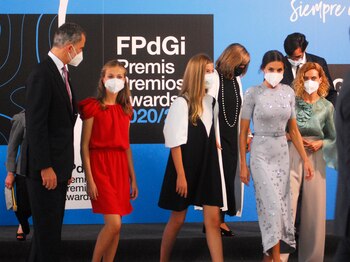 01-07-2021 Los Reyes, Felipe VI (i) y Letizia (2d), la princesa de Asturias y de Girona, Leonor (2i), y la Infanta Sofía (3d) antes de entrar a la ceremonia de entrega de los Premios Fundación Princesa de Girona 2020 y 2021 en Caixaforum, a 1 de julio de 2021, en Barcelona, Catalunya (España). Estos galardones promueven y fomentan la iniciativa y el esfuerzo, la investigación científica y la creatividad artística, la solidaridad y el desarrollo del talento de jóvenes emprendedores e innovadores.
POLITICA
Alberto Paredes - Europa Press