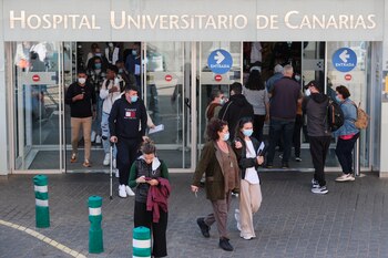 Personas con mascarillas en un