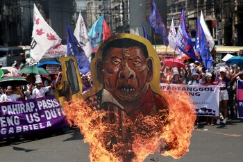 Manifestantes queman una efigie de