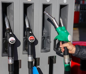 Una persona reposta en una gasolinera