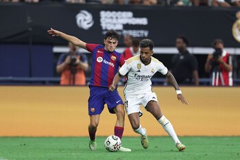 Rodrygo y Pedri pugnan por