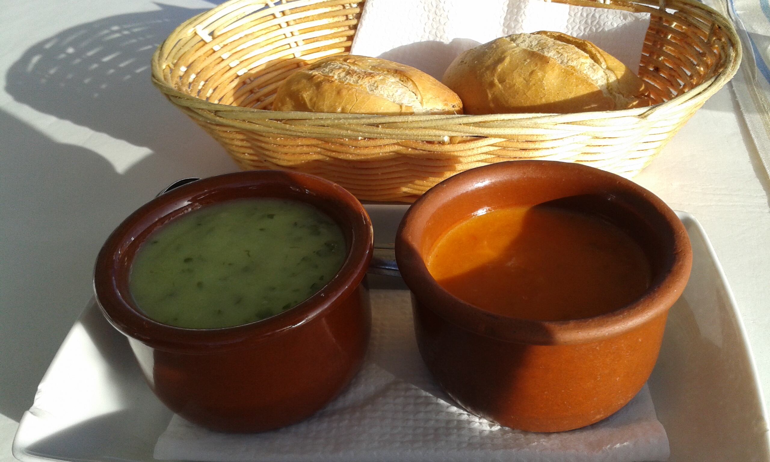 Mojo verde y rojo, las salsas por excelencia de la gastronomía canaria (Wikimedia Commons)