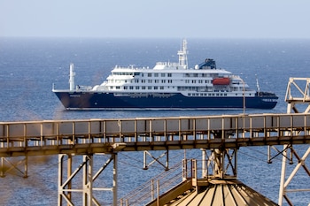 Vista general este 4 de mayo del crucero holandés MV Hondius, anclado frente a la costa de la ciudad de Praia, en la isla de Santiago (Cabo Verde). En esta embarcación se ha detectado un posible brote de hantavirus. EFE/Elton Monteiro
