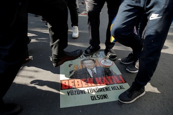 Manifestantes étnicos uigures pisan un