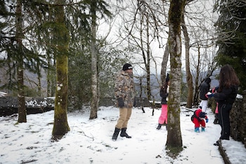 Varias personas pasean por la