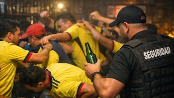 Hombre requiere cirugía tras ser atacado con una botella por personal de seguridad en bar de Bogotá en el que veía Colombia vs. Portugal