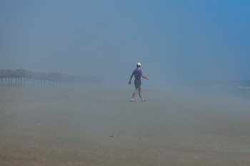 Una persona entre la nube