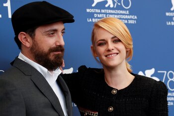 Kristen Stewart y el director Pablo Larraín en el Festival Internacional de Cine de Venecia. (REUTERS/Yara Nardi)