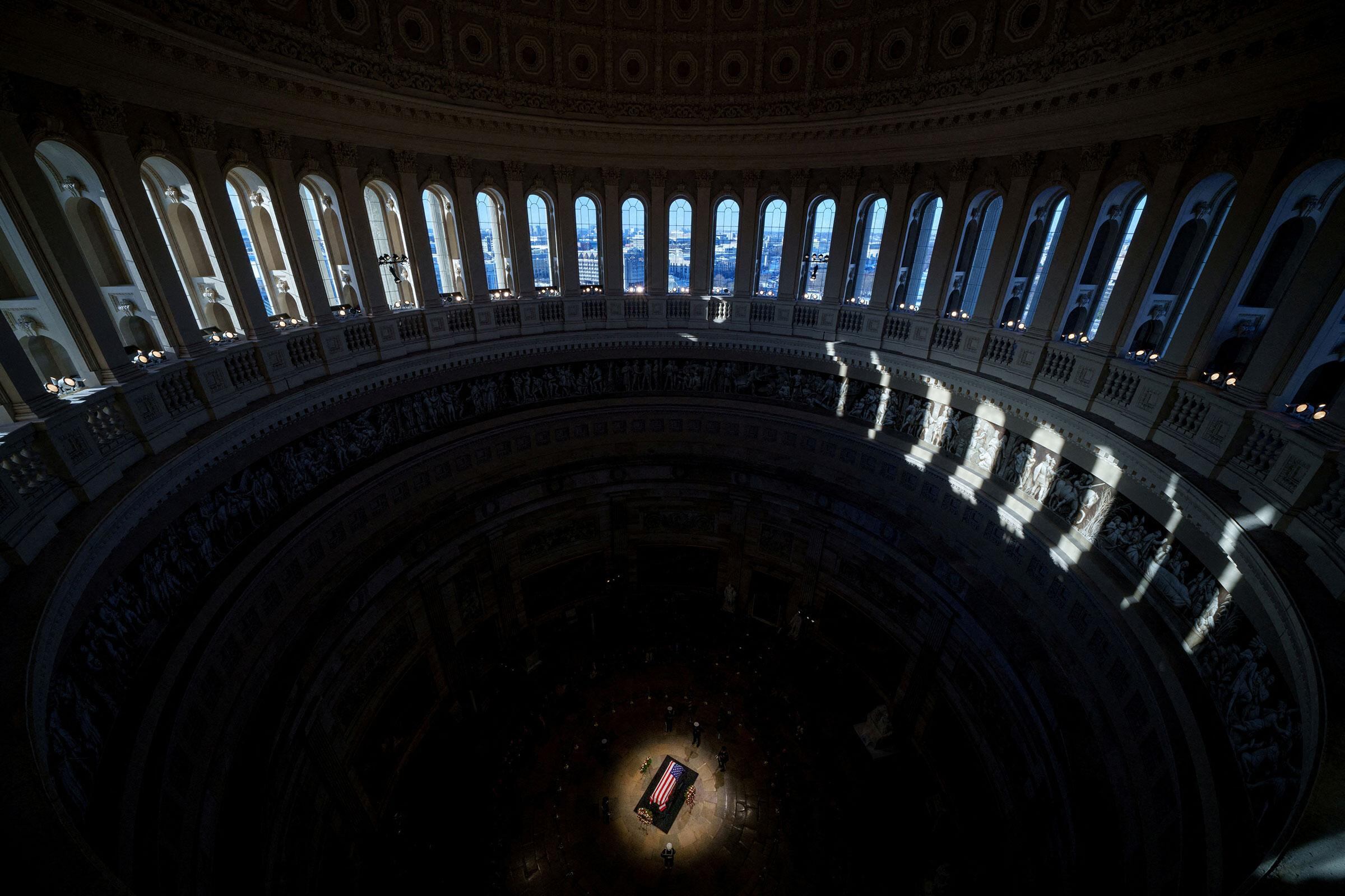 El féretro cubierto con la bandera del expresidente Jimmy Carter yace en capilla ardiente en la Rotonda del Capitolio, en Washington, el 8 de enero (Andrew Harnik—Pool/Reuters)
