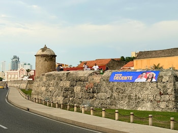 Las pancartas del candidato presidencial y de su fórmula vicepresidencial, Aida Quilcué, fueron instaladas en el centro histórico de la capital de Bolívar. - crédito @jorgerojas2022/X