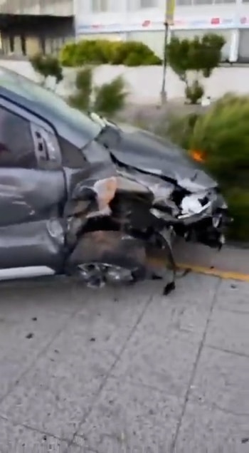 El vehículo embistió contra una