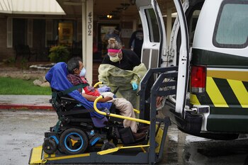 Traslado de un residente de un geriátrico en San Antonio, Texas (Reuters)