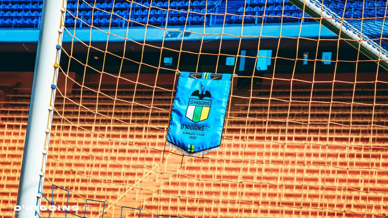 El banderín de O'Higgins en uno de los arcos de La Bombonera (@OHigginsoficial)