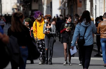 Personas con barbijos en Roma.