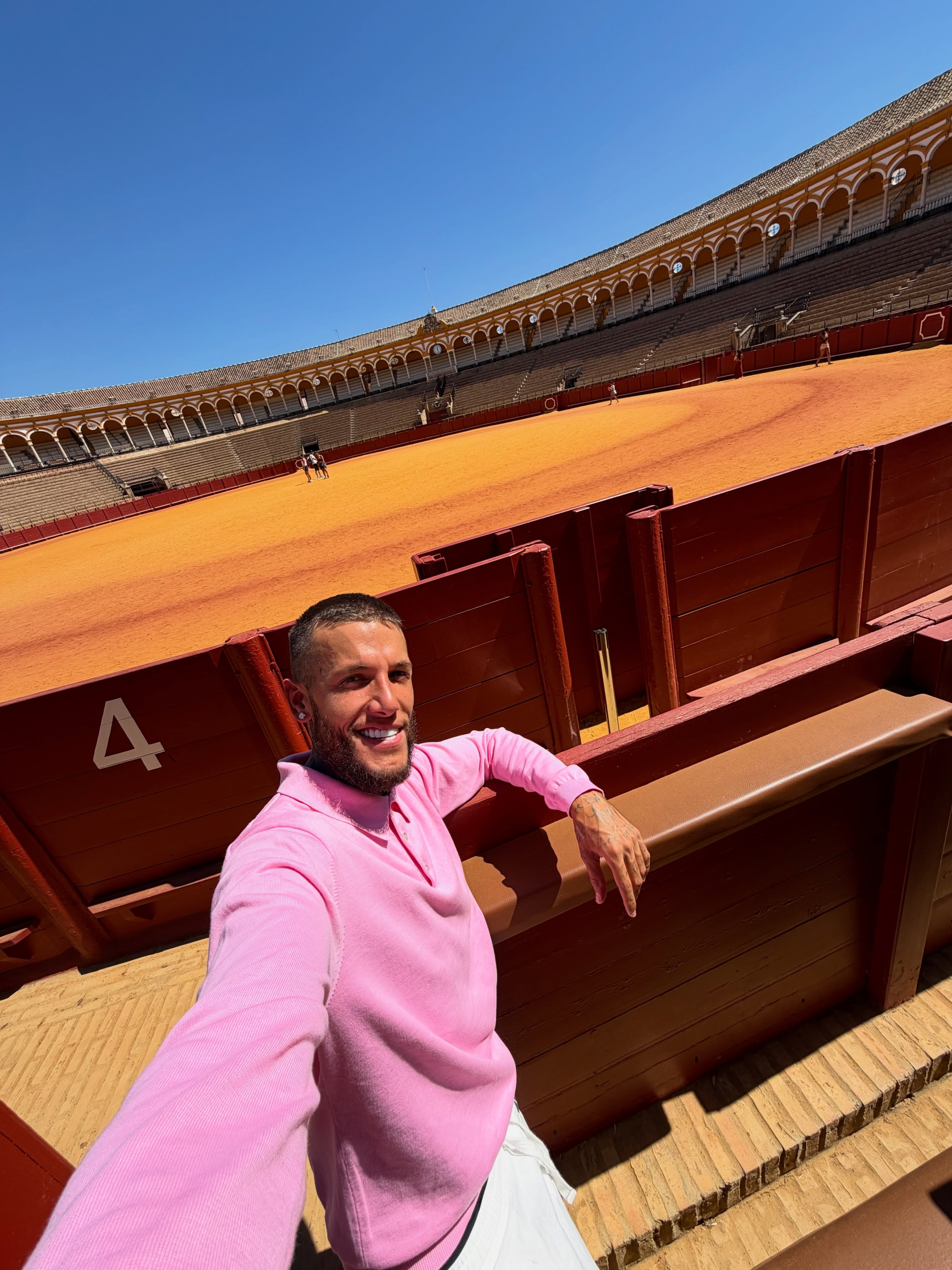 La selfie de Alex Caniggia en la grada de la plaza de toros más famosa de España