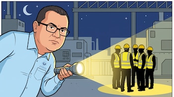 Caricatura de hombre con camisa celeste y lentes sujeta linterna que ilumina a cinco trabajadores con casco y chaleco reflectante en una fábrica por la noche, luna y estrellas.