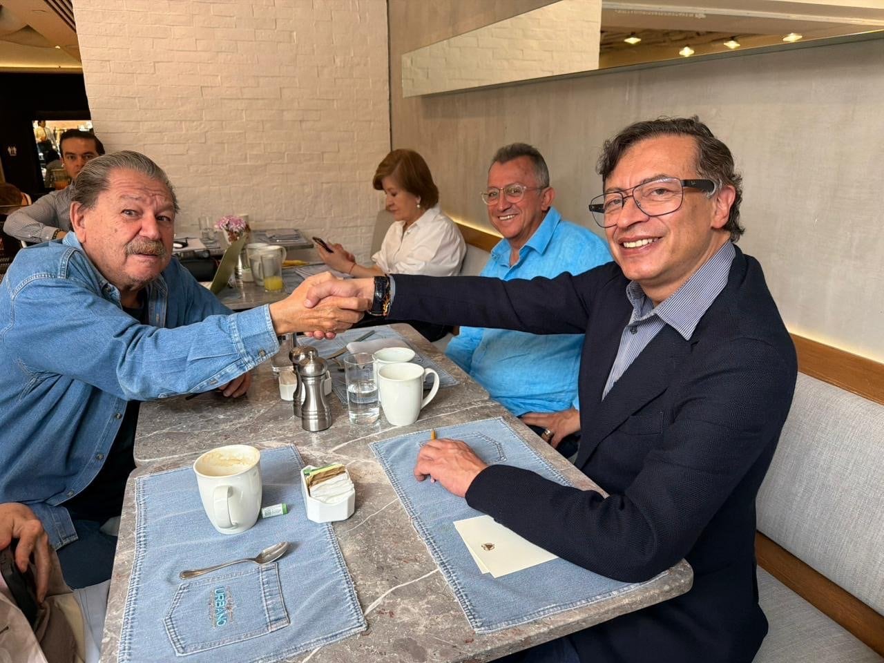 Petro difundió en redes sociales su encuentro en Ciudad de México con Paco Ignacio Taibo y anunció la edición de su libro Economía Política de la Crisis Climática - crédito X