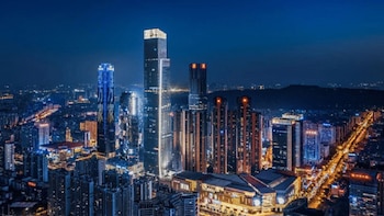 Vista nocturna del edificio y