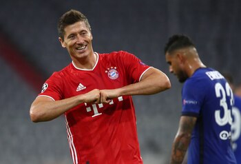 Robert Lewandowski marcó dos goles ante Chelsea y llegó a las 13 anotaciones en esta Champions League (REUTERS)