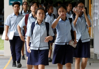 ARCHIVO: Estudiantes se dirigen a clases después de su receso en una escuela secundaria en Singapur, el 27 de octubre de 2016. Fotografía tomada el 27 de octubre de 2016 (Reuters)