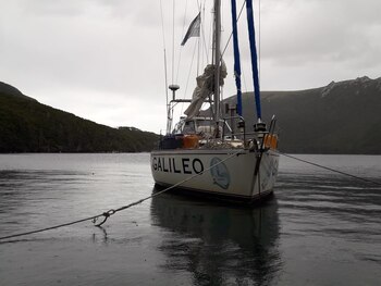 El velero Galileo, anclado en