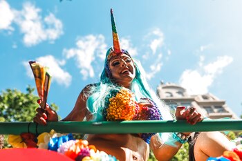 Una persona participa en la multitudinaria marcha del orgullo LGBT+, en su edición 32, este 4 de noviembre de 2023, en Buenos Aires (Argentina). EFE/ Juan Ignacio Roncoroni