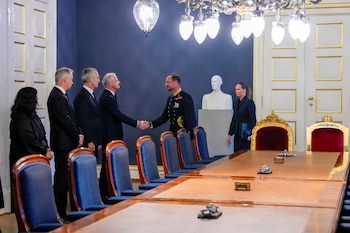 El rey Haakon VIII y la princesa heredera Ingrid Alexandra se reunen con el consejo de ministros(REUTERS).