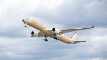 El “avión de mayor alcance del mundo” completa su primer vuelo en Francia y se prepara para un viaje de largo alcance inédito