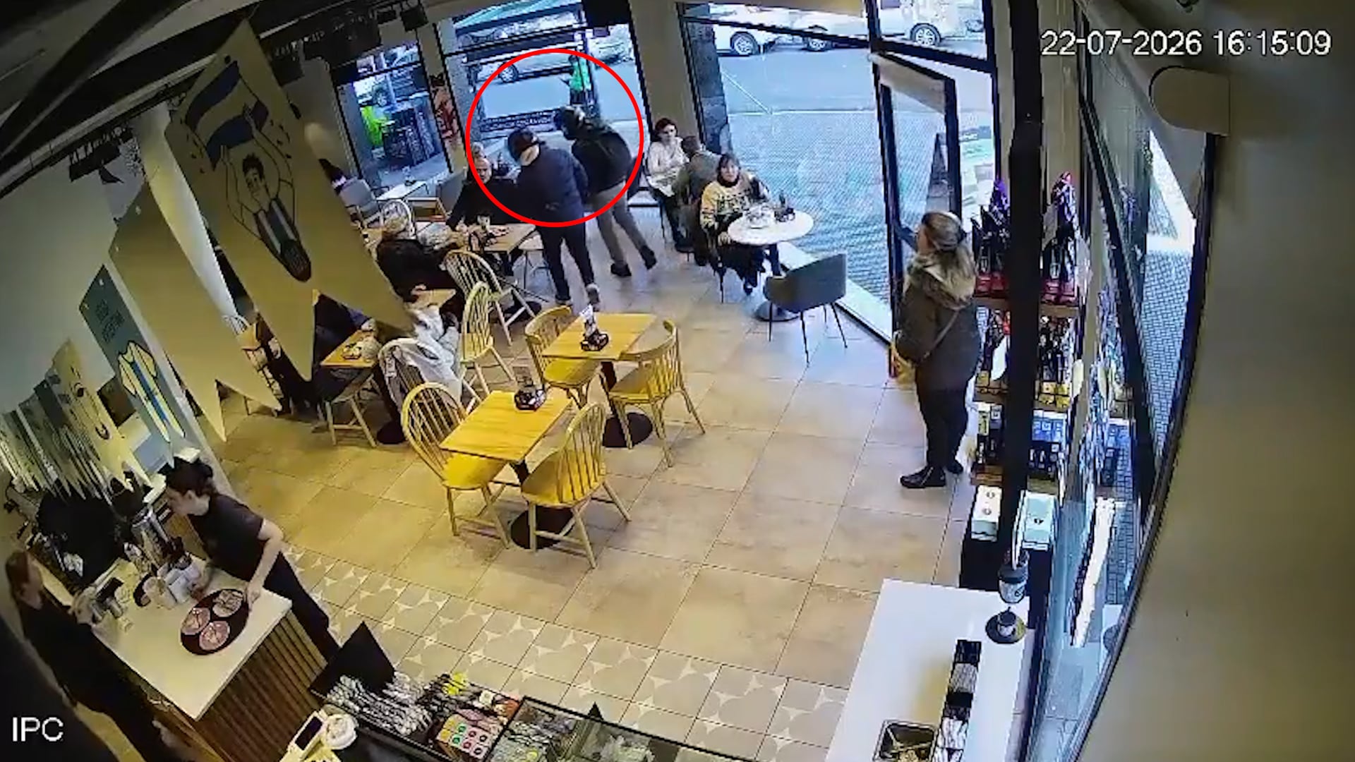 Veinte segundos de terror en un bar de Wilde: asaltaron a un matrimonio e investigan si fueron víctimas de una salidera bancaria