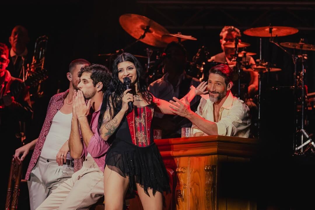 Cazzu mostró su versatilidad con cambios de vestuario, coreografías de tango y una potente interpretación vocal. Foto Bizarrolivepe