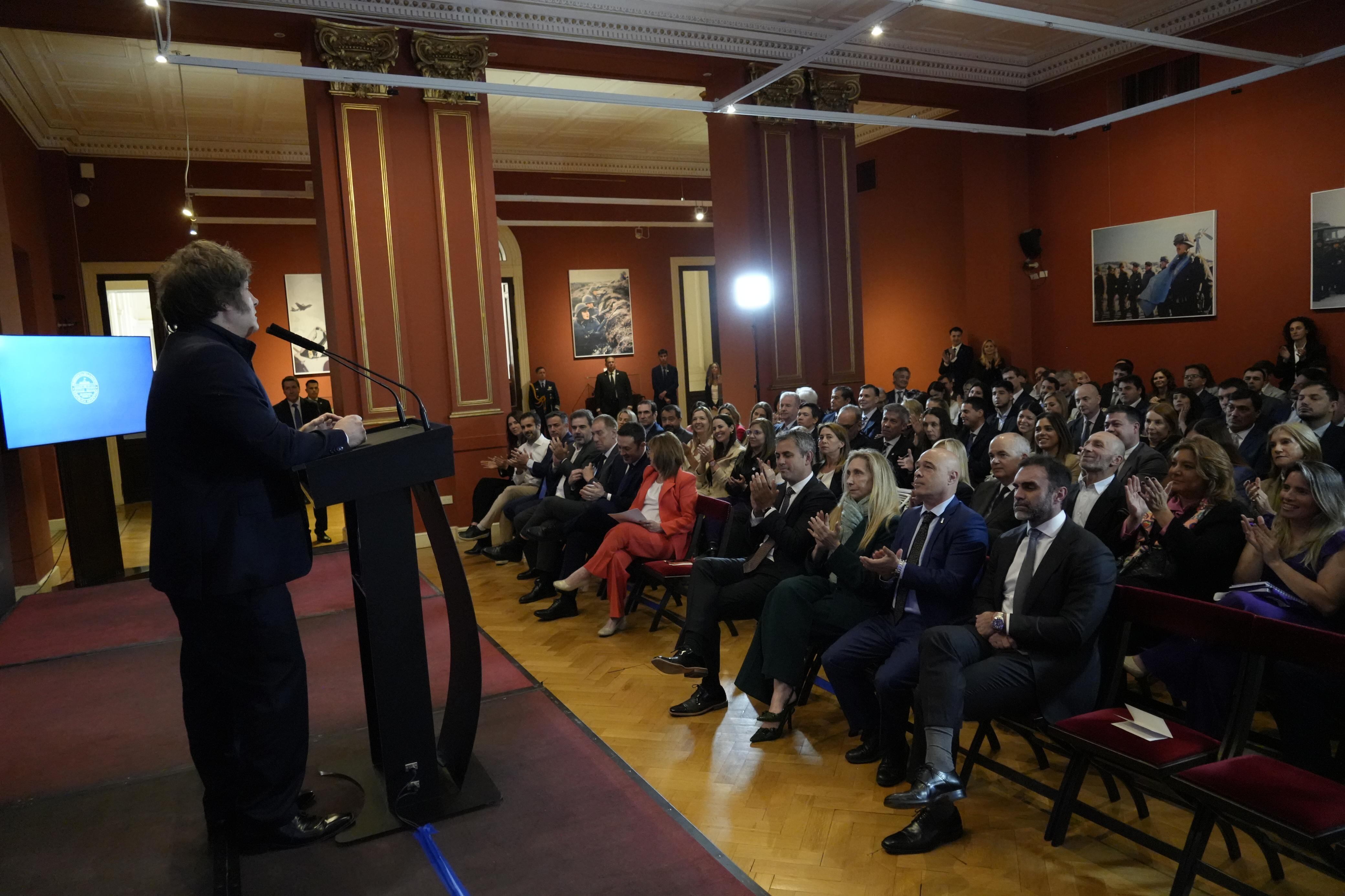 Javier Milei durante la reunión de ayer con diputados y senadores vigentes y electos