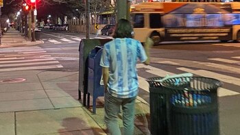 Maisy Biden con la camiseta