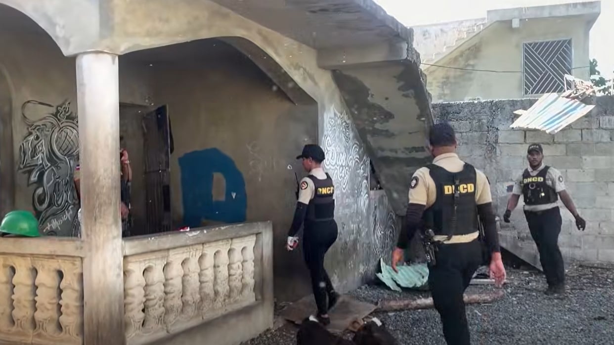 El despliegue se concentró en el municipio y zonas cercanas. Las autoridades hablan de miles de gramos en porciones y de una red de distribución que intentaban desarmar. El detalle de lo incautado marca el ritmo de la pesquisa (Foto cortesía DNCD)
