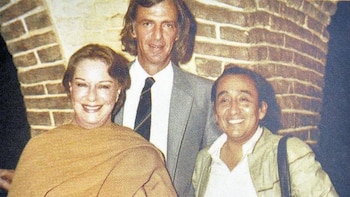 César Luis Menotti al lado de Chabuca Granda. - Crédito: Difusión